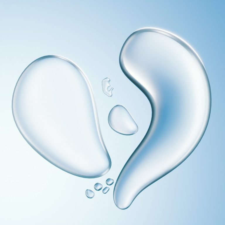 Gouttes d'eau transparentes sur un fond bleu clair.