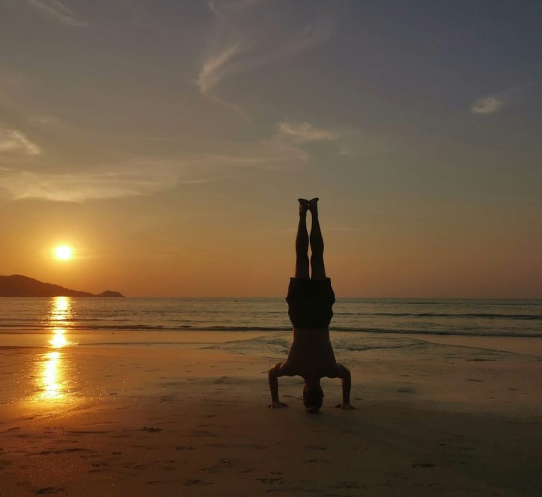 Femme vue de dos, portant un haut à fleurs colorées.