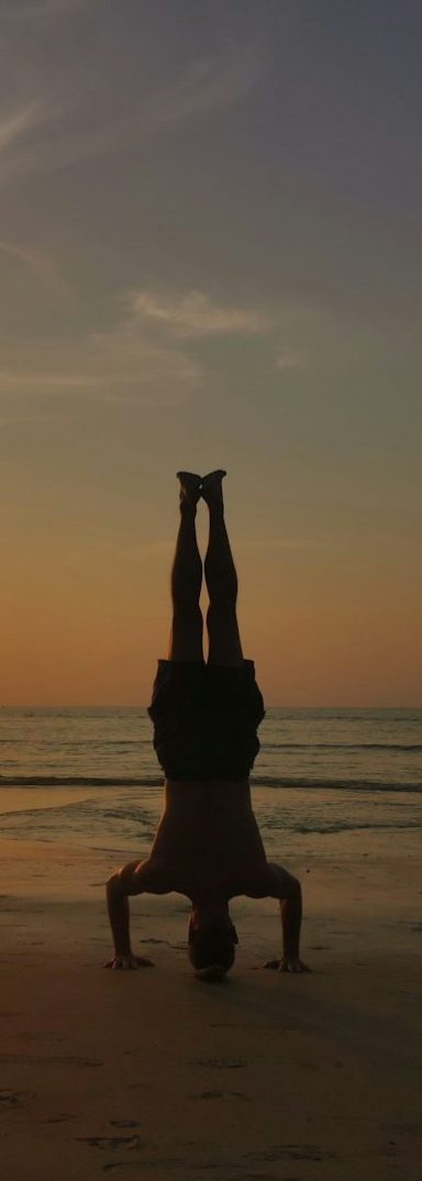 Épaule d'une personne portant un haut à fleurs, arrière-plan flou.